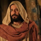 Jonathan Roumie interpreta a un Jesús que sale de incógnito por Jerusalén al inicio de la Temporada 5 de The Chosen