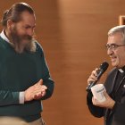 El director de 'Más Cinco', Luis C. Lagos, junto a monseñor Argüello en un preestreno de la película.
