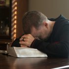 ¿Por qué motivo el ministerio acaba siendo un peso insoportable para sacerdotes e incluso obispos?