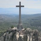 La Cruz más alta del mundo se eleva sobre la basílica más larga del mundo, excavada en la roca atravesando el Risco de la Nava.