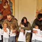Niños de Voluntarios de Bondad abrazan a soldados heridos en una parroquia grecocatólica de Ucrania