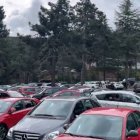 Miles de personas, en vehículos y algunos autobuses, abarrotaron las misas de este domingo en el Valle de los Caídos.