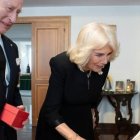 Carlos y Camilla saludan a Francisco durante su encuentro vespertino del miércoles.