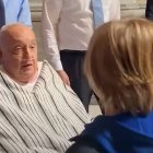 Francisco, en silla de ruedas y sin hábito pontificio en la basílica de San Pedro.