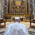 Papa Francisco, en una nueva aparición en público tras el alta hospitalaria, visitando a Santa María la Mayor.