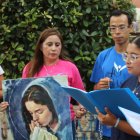 Valerie García, rezando en 40 Días por la Vida con voluntarios.