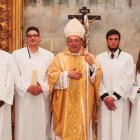 El obispo de Getafe, Ginés García Beltrán, con catecúmenos y neófitos adultos en 2018