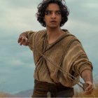 David (Michael Iskander) prepara su honda en Casa de David