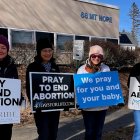 40 Días por la Vida ante un abortorio en Mangor (Maine).