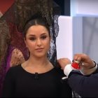 El estilista Enrique Rodríguez explica con detalle como poner una mantilla en Canal Sur