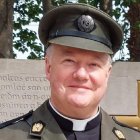 Paul Murphy es un veterano capellán militar irlandés, recibió cuchilladas en los brazos, pero abraza a su joven agresor
