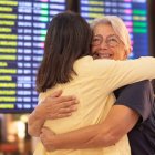 Una reunión familiar en el aeropuerto... el Papa pide facilitar descuentos en viajes a familias en Semana Santa y Navidad