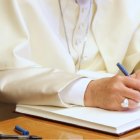 El Papa Francisco escribe a mano... durante estas semanas de dificultades para hablar, difunde sus catequesis escritas