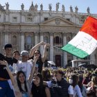 Jóvenes peregrinos católicos en la Plaza de San Pedro en 2022