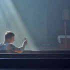 Un joven mira una cruz en la Iglesia.