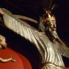 Las "majestades" románicas son representaciones de Cristo crucificado vestido, vivo y sin heridas, expresando ya en la misma Cruz su triunfo sobre el dolor y la muerte. Muchas de estas imágenes están coronadas o solían coronarse para completar simbólicamente esa victoria, como el 'Volto Santo' [Santa Faz] de Lucca (Toscana, Italia).