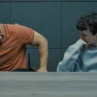 Escena de 'Adolescencia', con el padre y el hijo.