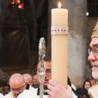 El Patriarca Pizzaballa con el cirio pascual de 2025 en el Santo Sepulcro, en la mañana de Pascua, que en Jerusalén se celebra en sábado