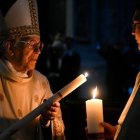 El cardenal Re, 91 años, Decano del Colegio Cardenalicio, con el cirio pascual en la Vigilia Pascual de 2025 en el Vaticano