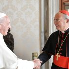 Francisco, con el cardenal protodiácono Dominique Mamberti.