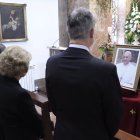 Los Reyes rezan ante el retrato de Francisco.