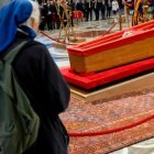 Genoveva Jeanningros estuvo unos minutos en oración y llanto ante el cadáver de Francisco.