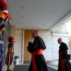 Cardenales llegan a la primera de las Congregaciones Generales, el Martes de Pascua