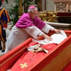 El maestro de ceremonias ha sido el encargado de extender el velo sobre Francisco.