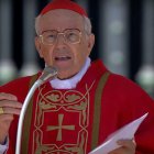 El cardenal Re leyó con énfasis las últimas palabras de su intervención, subrayando la petición de oraciones por el Papa, pero también a él.
