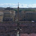 La Via Conciliazone también se llenó de fieles para asistir al funeral en la distancia.