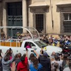 Papamóvil con el féretro de Francisco.