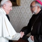 Francisco saluda al arzobispo de Oviedo durante la visita 'ad limina' de diciembre de 2021 a la que hace referencia en el artículo.
