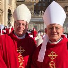 En el funeral del Papa Francisco, posaron el obispo Bätzing, de Limburg, y Neymeyr, de Erfurt