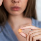 Una mujer tomando la píldora abortiva.