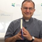 Ignacio Carbajosa, con otro de sus libros.
