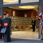 Un grupo de cardenales llegan a la congregación del lunes 5 de mayo, saludados por la Guardia Suiza