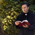 Un sacerdote leyendo la Biblia.