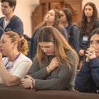 Jóvenes católicos en oración... muchas personas van a orar estos días por el Cónclave de 2025