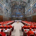 Cardenales en Cónclave en la Capilla Sixtina