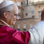 León XIV saluda a los fieles en su primera aparición como Papa.