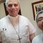 Sor Margarita con el obispo Prevost en Chiclayo, trabajaron juntos en formación de catequistas