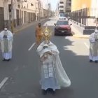 El obispo Prevost, con el Santísimo.