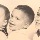 El pequeño Robert Prevost con sus hermanos mayores, Louis y John