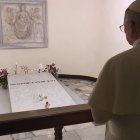 León, ante la tumba de Benedicto XVI.