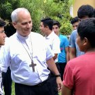 Robert Prevost, como obispo, en diciembre de 2019 con chicos del preseminario de Chiclayo