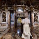 León XIV reza en la tumba de su primer predecesor, San Pedro, el 11 de mayo, bajo la basílica de San Pedro del Vaticano