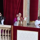 El Papa León XIV, minutos después de su elección como pontífice.