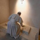 León XIV deposita una rosa blanca, de significación teresiana, sobre la tumba de Francisco.