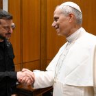 León XIV recibe en su despacho a Volodímir Zelensky, poco después de la misa de inicio de pontificado
