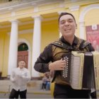 Donnie Yaipén canta con humor y alegría La Cumbia del Papa, con los elementos peruanos que Robert Prevost amó como misionero